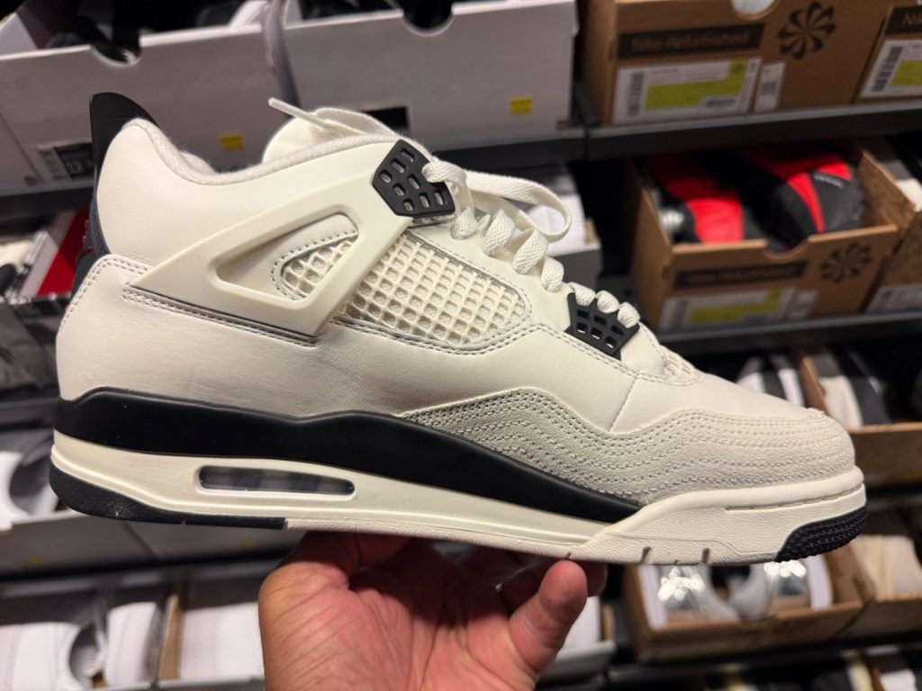 Air Jordan 4 Flight Club Slashed to $99.99 at Outlet
